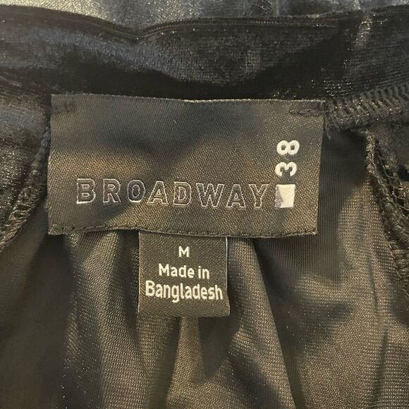 Gorgeous black velvet and lace top NWT size L - Picture 9 of 10